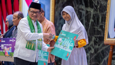Gubernur DKI Jakarta Pramono Anung secara simbolis menyerahkan bantuan