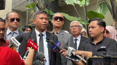 Ahmad Khozinudin (kedua kiri)