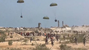 Warga Gaza Palestina berebut bantuan yang dijatuhkan dari udara