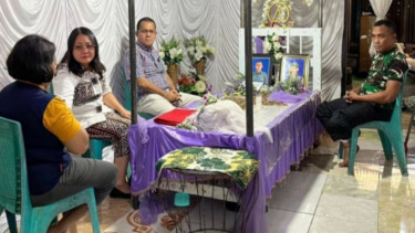Gubernur NTT Melki Laka Lena dan istri saat melayat ke rumah duka Prada Lucky