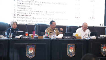 Menteri Dalam Negeri (Mendagri), Muhammad Tito Karnavian (tengah)