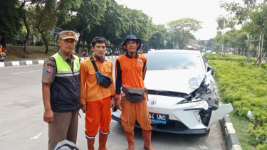 Foto mobil listrik mewah tabrak 2 PPSU di Pasar Minggu