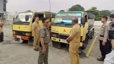 Truk tinja yang buang limbah sembarangan