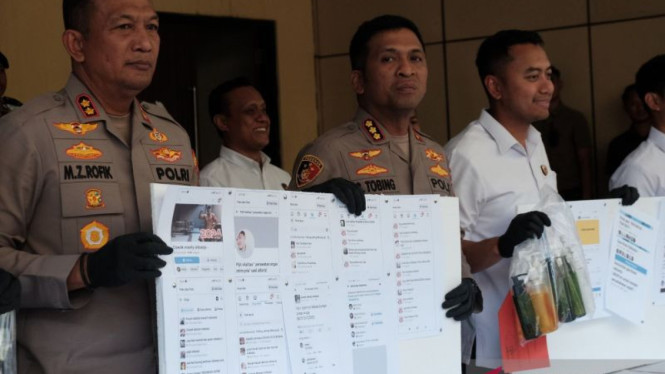 Kapolresta Sidoarjo Kombes Pol Christian Tobing (tengah)
