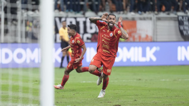 Pemain Persija Jakarta rayakan gol