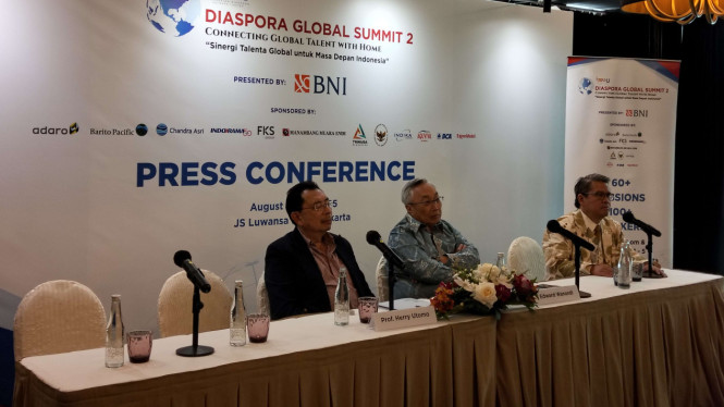 Presiden IDN-U, (kiri) Herry S Utomo
