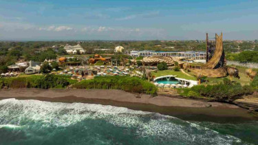 Oshom, berlokasi di Nuanu Creative City, Pantai Nyanyi, Bali.
