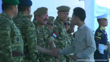Momen Wapres Gibran Rakabuming Raka tidak menyalami Menko AHY dalam Upacara Gelar Pasukan dan Kehormatan Militer di Pusdiklatpassus, Batujajar, Bandung