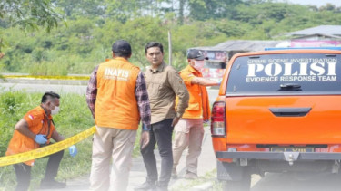 Polisi melakukan olah TKP penemuan mayat di dekat Stadion Si Jalak Harupat