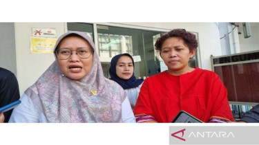 Komisioner KPAI Diyah Puspitarini (kiri)