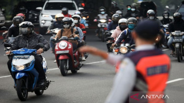 Petugas Dinas Perhubungan (Dishub) Provinsi DKI Jakarta mengatur lalu lintas