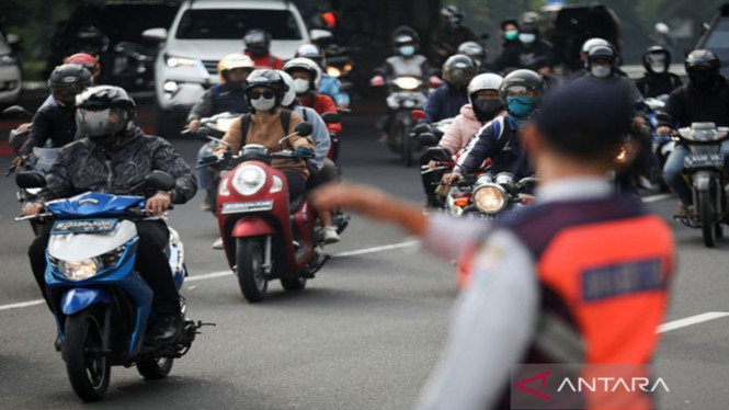 Petugas Dinas Perhubungan (Dishub) Provinsi DKI Jakarta mengatur lalu lintas