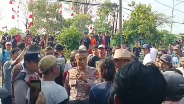 Kapolsek Batujaya AKP Ruslani adu mulut dengan warga Karawang, Jawa Barat