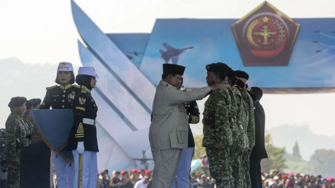 Presiden Prabowo menyematkan anugerah jenderal kehormatan dan kenaikan pangkat
