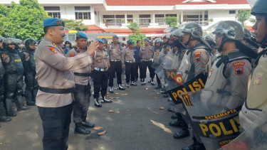 Propam Polda Jateng mengecek kesiapan personil pengamanan demo di Pati