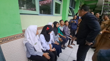 Bupati Sragen Sigit Pamungkas saat melihat kondisi siswa usai keracunan MBG