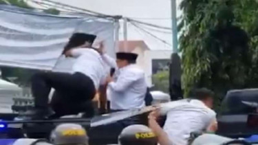Bupati Pati Sudewo menemui massa pendemo 13 Agustus 2025