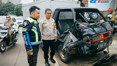 Mobil boks adu banteng di Ciputat