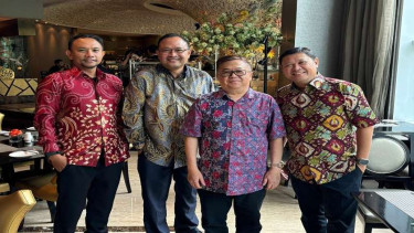 Anggota DPR Darmadi Durianto bersama Direktur Aset KAI Rudi AS Aturridha