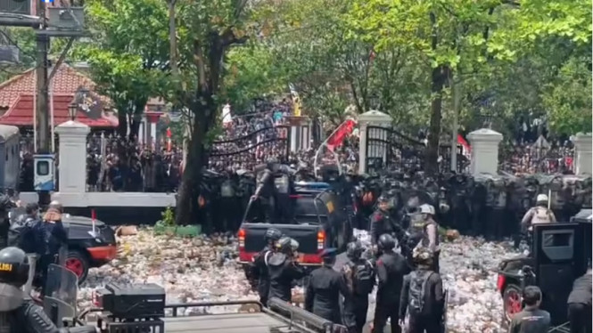 Aksi demo di depan kantor Bupati Pati, Jawa Tengah