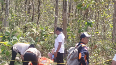 Wanita Pekerja Salon Tewas di Hutan Jati dievakuasi Polres Ponorogo
