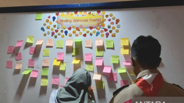 Dua orang remaja di acara Gebyar Mental Sehat Remaja Indonesia di Kantor BKKBN