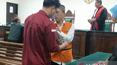 Terdakwa Ali Kurniawan usai mendengarkan tuntutan