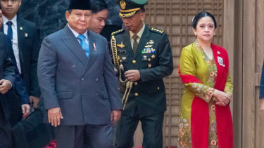 Presiden RI Prabowo Subianto (kiri) dan Ketua DPR RI Puan Maharani (kanan) yang mengenakan kebaya hokokai