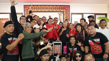 Pendukung serahkan koin perjuangan ke Sekjen PDIP Hasto Kristiyanto
