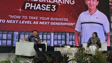 Mantan Gubernur DKI Jakarta Basuki Tjahaja Purnama atau Ahok (kiri)