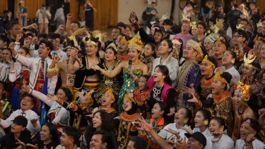 Penyanyi dan penari Pagelaran Sabang Merauke.