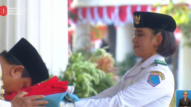 Prabowo cium Bendera Merah Putih