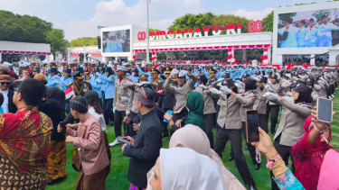 Antusiasme warga joget pacu jalur dan tabola bale