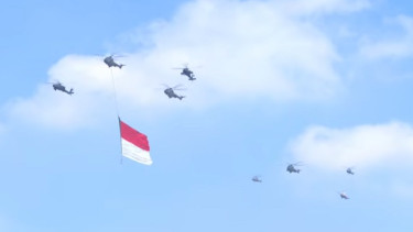 Bendera merah putih dikibarkan di angkasa dengan Helikopter pada HUT ke-80 RI