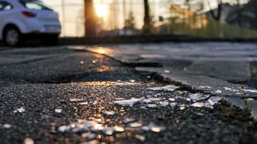 Ilustrasi pecahan kaca di jalan