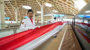 Pengebaran Bendera Merah Putih di stasiun Whoosh.