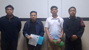 Setya Novanto (kedua dari kiri) bebas dari Lapas Sukamiskin, Bandung, Jabar