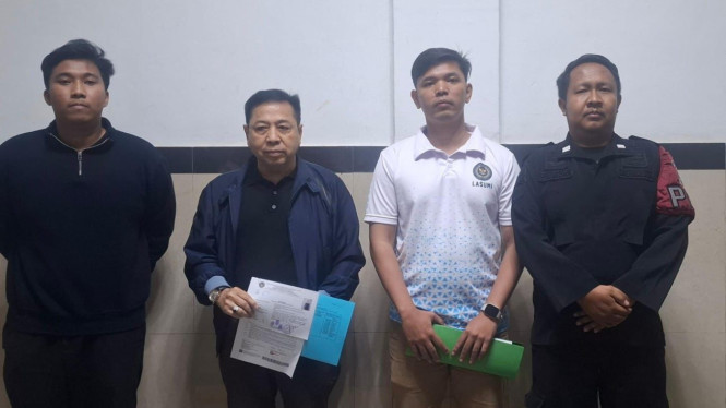 Setya Novanto (kedua dari kiri) bebas dari Lapas Sukamiskin, Bandung, Jabar