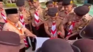 Pramuka Siswa MAN 1 Padang sedang memotong bendera Merah Putih