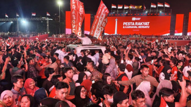 Prabowo melambaikan tangan kepada peserta Pesta Rakyat HUT ke-80 RI di Monas