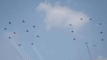 Pesawat Tempur TNI AU Buat Formasi 80 di Langit Jakarta saat HUT ke-80 RI