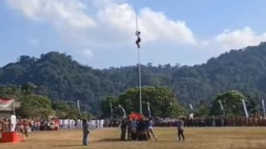 Bocah SD di Lampung Selatan panjat tiang bendera demi merah putih