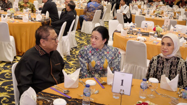 Ketua DPR RI, Puan Maharani (tengah)