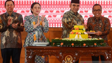 Ketua MPR RI, Ahmad Muzani (tengah)