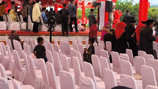 Viral Dua Bocah Pungut Sisa Kue di HUT RI Gowa, Sulsel