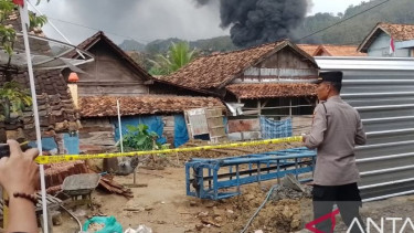 Penampakan pengeboran sumur minyak ilegal di area padat permukiman warga di Blora