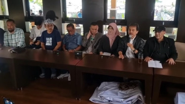 Roy Suryo, Rismon Sianipar dan Dokter Tifa luncukan buku Jokowi's White Paper