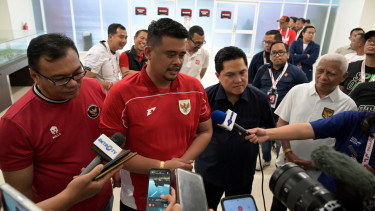 Gubernur Sumatera Utara (Sumut), Bobby Nasution (tengah)