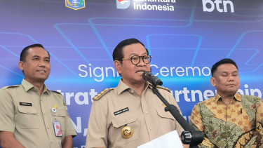 Gubernur Jakarta, Pramono Anung (tengah) di Balai Kota Jakarta