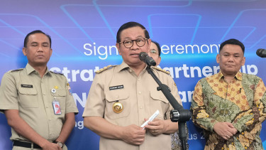 Gubernur Jakarta, Pramono Anung (tengah) di Balai Kota DKI Jakarta